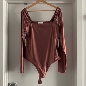 Beautiful Babaton satinette bodysuit in red willow XL